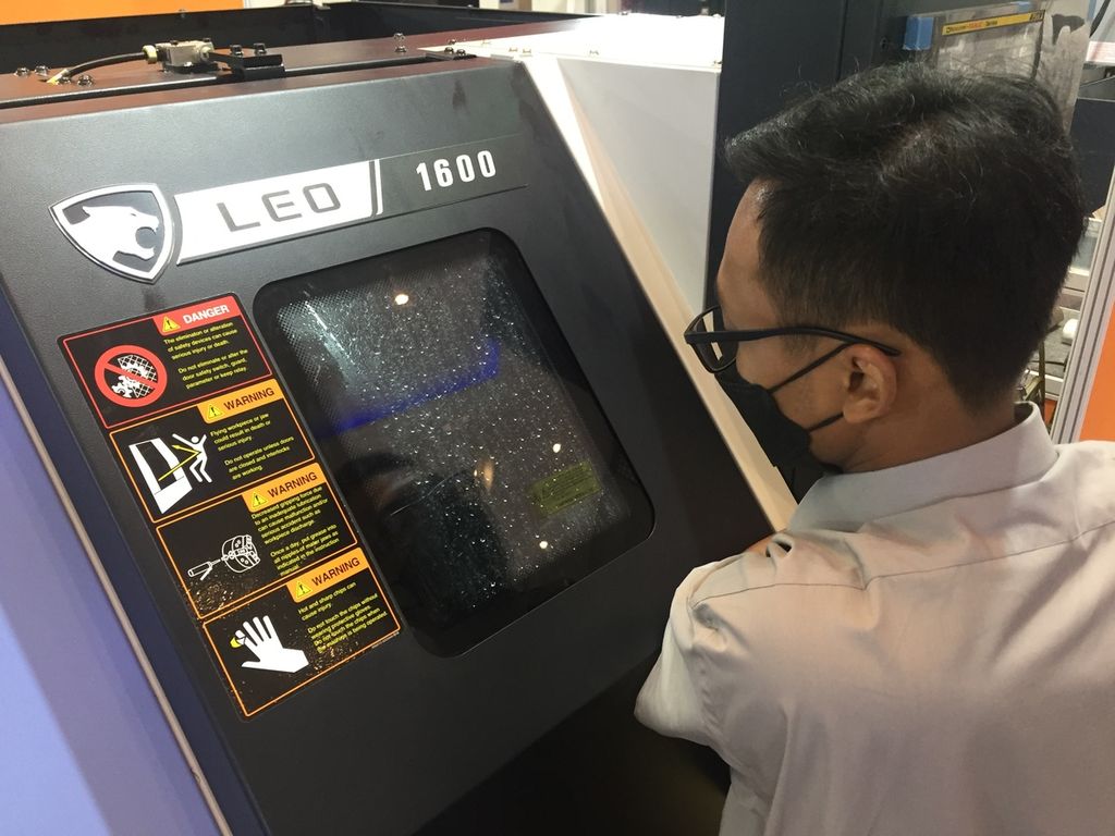 Seorang anggota staf mengoperasikan mesin bubut digital saat pameran Manufacturing Surabaya di Grand City Convention & Exhibition, Surabaya, Jawa Timur, Rabu (13/7/2022). Pameran yang digelar pada 13-16 Juli 2022 ini bertujuan mendorong percepatan pemulihan ekonomi dari dampak pandemi Covid-19 melalui sektor manufaktur atau industri pengolahan.