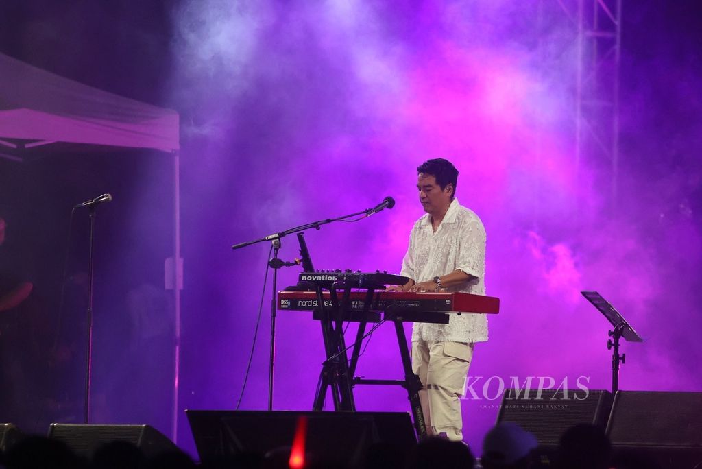 Musisi jazz Indra Lesmana tampil pada hari kedua Prambanan Jazz Festival di kompleks Candi Prambanan, Sleman, Daerah Istimewa Yogyakarta, Sabtu (6/7/2024). Indra tampil bersama Eva Celia, putrinya, pada ajang itu. 