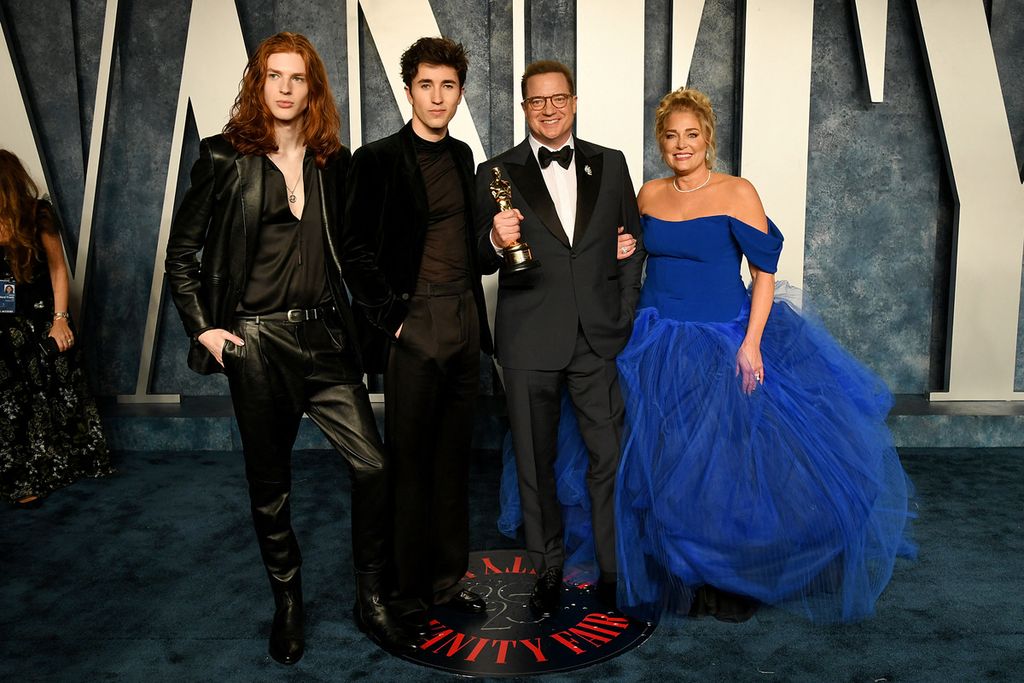 (Dari kiri ke kanan) Holden Fletcher Fraser, Leland Francis Fraser, Brendan Fraser, dan Jeanne Moore menghadiri Pesta Oscar Vanity Fair 2023 yang diselenggarakan oleh Radhika Jones di Wallis Annenberg Center for the Performing Arts pada 12 Maret 2023 di Beverly Hills, California. Brendan Fraser menerima penghargaan Aktor Terbaik untuk film <i>The Whale</i>.