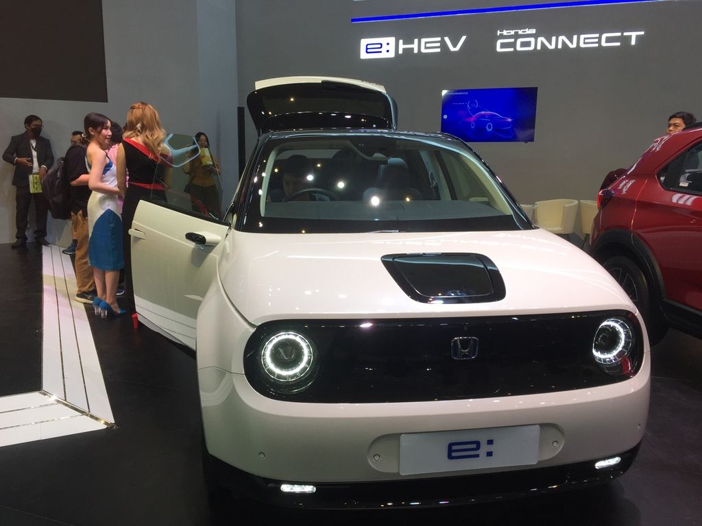 Salah satu mobil listrik yang dipamerkan di Gaikindo Indonesia International Auto Show (GIIAS) di Grand City Convention and Exhibiton, Surabaya, Jawa Timur, 20-24 September 2023. Pasar otomotif di Surabaya tidak bisa diabaikan dalam konteks nasional mengingat populasi kendaraan bermotor yang tertinggi di Indonesia.