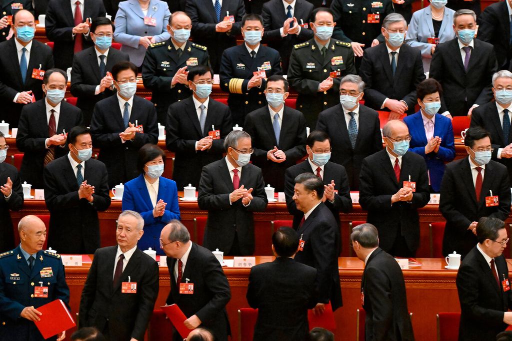 Presiden China Xi Jinping saat meninggalkan ruangan setelah secara resmi menutup Kongres Rakyat Nasional (NPC) di Aula Besar Rakyat, Beijing, Senin (13/3/2023). Xi Jinping kembali terpilih dan menjabat presiden tiga periode hingga lima tahun ke depan.
