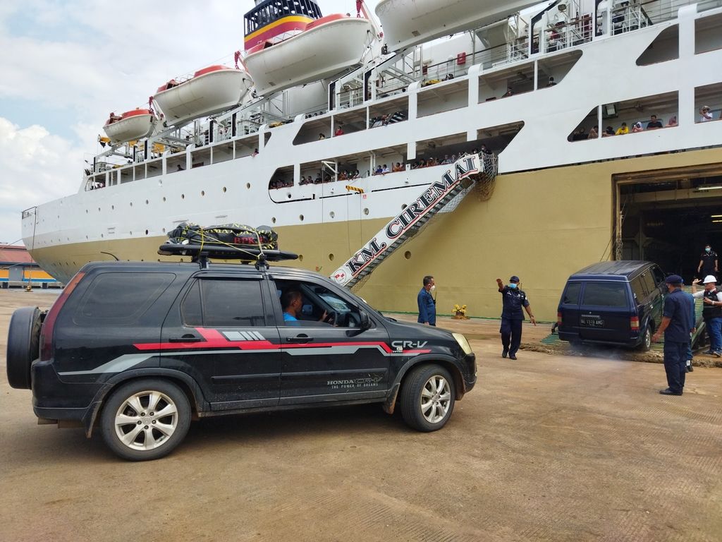 Kendaraan roda empat antre masuk ke dalam KM Ciremai, Pelabuhan Panjang, Lampung, Sabtu (7/5/2022). KM Ciremai mengangkut 1.084 penumpang, 347 kendaraan roda dua, dan 57 roda empat.