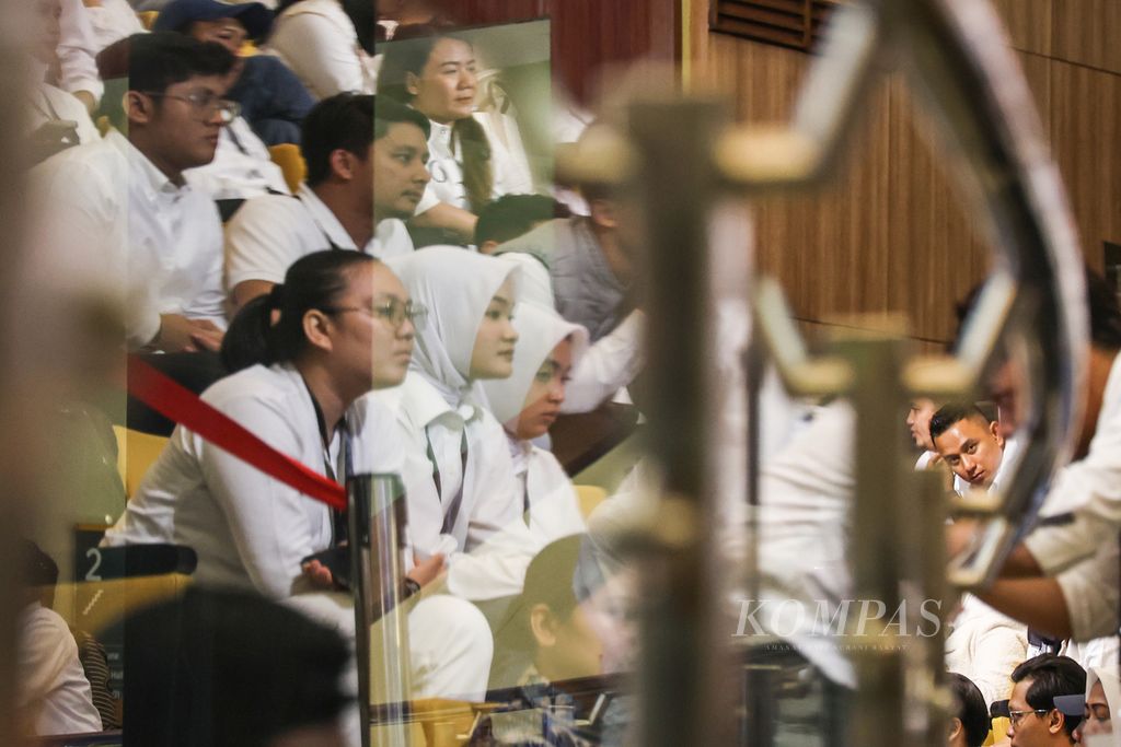 Para pendukung salah satu pasangan calon gubernur dan calon wakil gubernur Jawa Barat menyimak saat debat ketiga Pilkada Jawa Barat 2024 di Bogor, Jawa Barat, Sabtu (23/11/2024). 