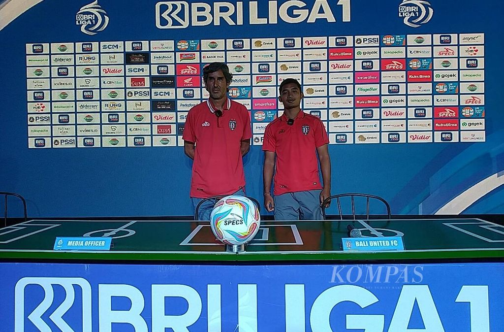 Bali United will face Persikabo 1973 in the continuation match of BRI Liga 1 2023/2024 at Kapten I Wayan Dipta Stadium, Gianyar on Friday (29/9/2023). Bali United coach Alessandro Stefano Cugurra Rodrigues (left) and Bali United player, I Kadek Agung Widnyana Putra (right), held a press conference at Kapten I Wayan Dipta Stadium, Gianyar on Thursday (28/9/2023).