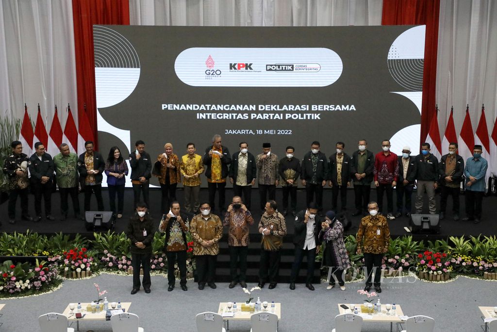 Pimpinan KPK, Ketua KPU, Ketua Bawaslu, Irjen Kemendagri Tumpak Haposan, dan 20 pemimpin partai politik berfoto bersama seusai penandatanganan deklarasi bersama integritas partai politik di Gedung KPK, Jakarta, Rabu (18/5/2022). Penandatanganan ini merupakan bagian dari acara Executive Briefing Politik Cerdas Berintegritas yang dicanangkan KPK. 
