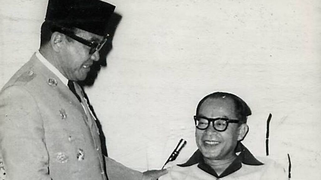 Presiden Soekarno mengunjungi Bung Hatta yang sedang sakit dan dirawat di RSUP pada 12 Juli 1963.