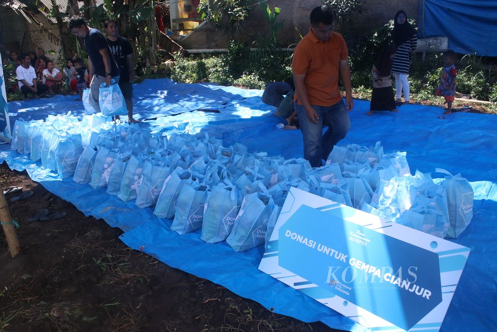 Sejumlah paket bahan pokok dan vitamin dikumpulkan di salah satu lapangan di Kampung Sedong Kulon, Kelurahan Bojongherang, Kecamatan Cianjur, Kabupaten Cianjur, Jawa Barat, Sabtu (21/1/2023).