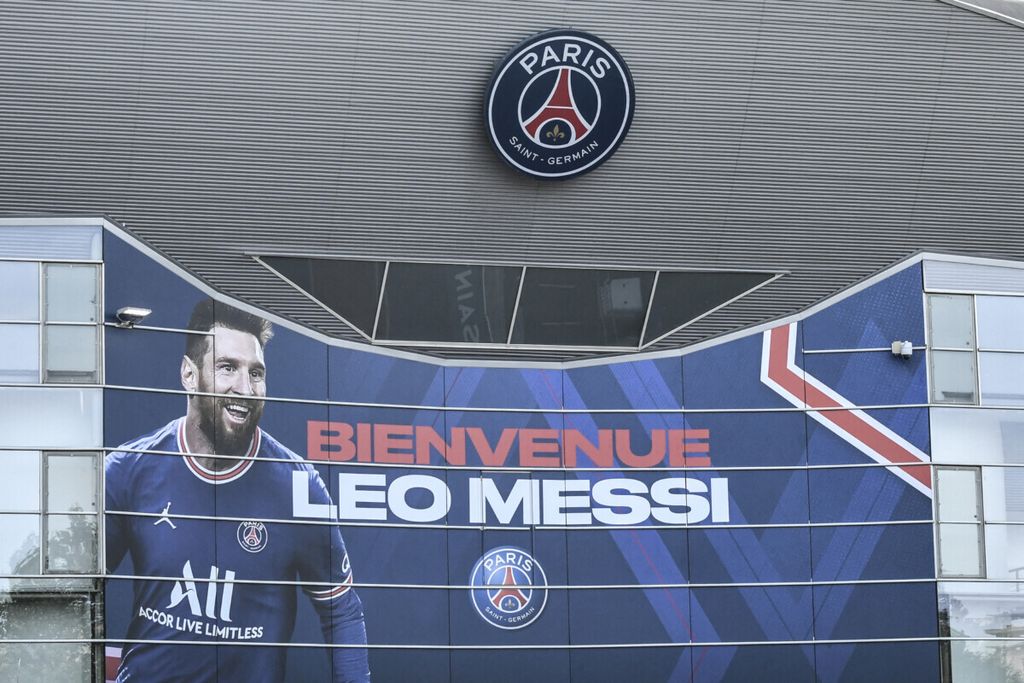 Spanduk berisi ucapan "Selamat Datang Leo Messi" dipasang suporter klub Paris Saint-Germain di markas PSG di Paris, Perancis (11/8/2021). Fans PSG antusias menyambut Messi yang pindah dari klub FC Barcelona, Spanyol.