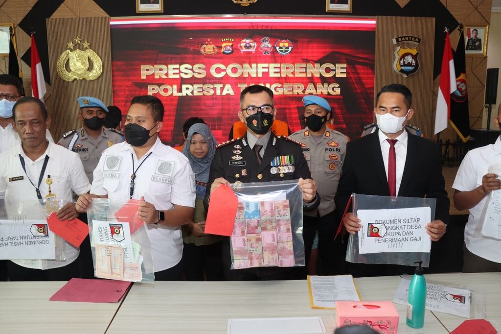 Barang bukti pungli pendaftaran tanah sistematis lengkap atau PTSL di Desa Cikupa, Kabupaten Tangerang, Banten oleh mantan pejabat Desa Cikupa.
