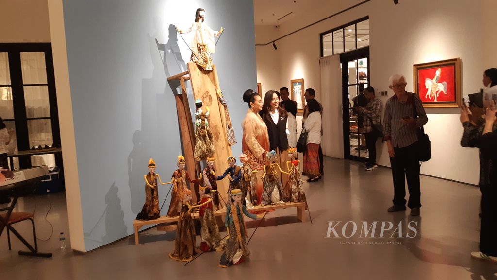 Seni instalasi berjudul The Last Supper karya Sasya Tranggono, Selasa (26/11/2024). Karya ini ditampilkan di dalam pameran tunggal Sasya Tranggono bertajuk, The Holy Journey, di Galeri Zen1, Jakarta, 26 November sampai 31 Desember 2024.