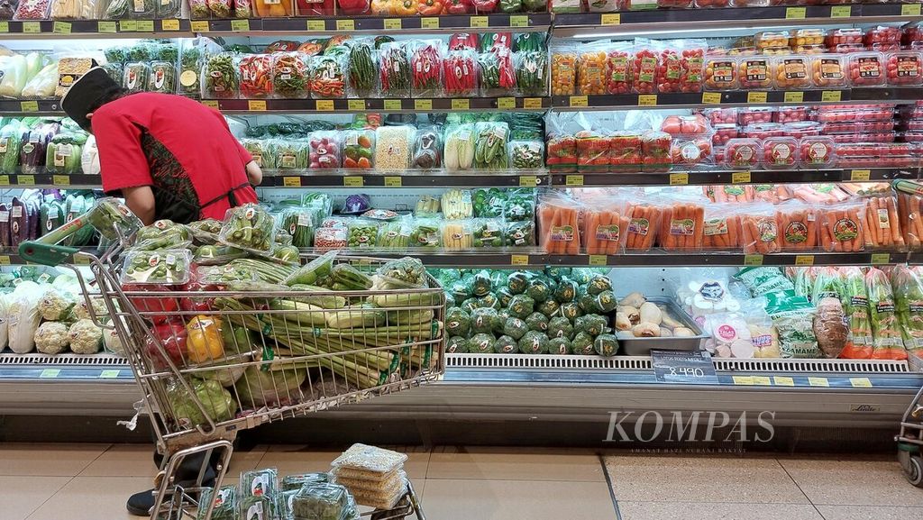Pekerja menata sayur di salah satu supermarket di Jakarta, Kamis (24/3/2022). Langkah pemerintah menerapkan tarif baru Pajak Pertambahan Nilai (PPN) sebesar 11 persen pada April 2022 diperkirakan berimbas pada kenaikan harga barang dan jasa konsumsi. Hal tersebut akan memengaruhi upaya pemulihan ekonomi di tengah kenaikan harga bahan pangan dan bahan bakar yang saat ini telah menggerus daya beli masyarakat.