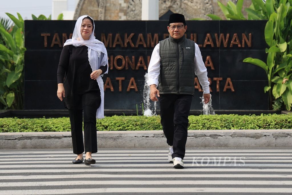 Ketua DPP Partai Demokrasi Indonesia Perjuangan (PDI-P) Puan Maharani (kiri) bersama Ketua Umum Partai Kebangkitan Bangsa (PKB) Muhaimin Iskandar seusai ziarah bersama ke makam almarhum Taufiq Kiemas, ayah Puan Maharani, di Taman Makam Pahlawan Kalibata, Jakarta, Minggu (25/9/2022). 