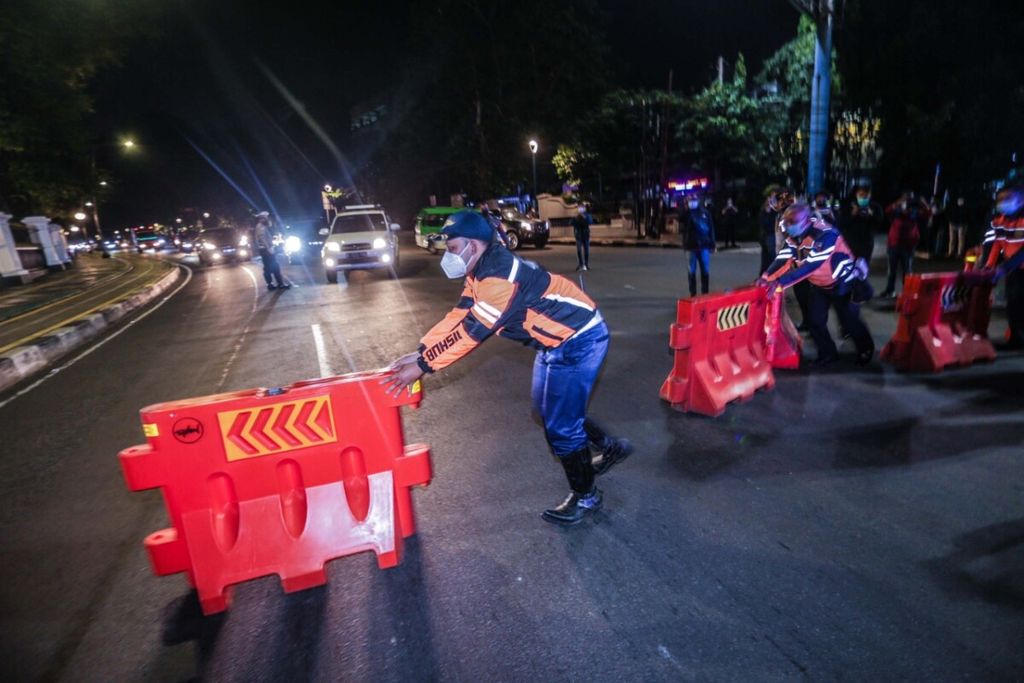 https://assetd.kompas.id/CLgHp-zbTSofLfR38t2zLMJ1zcE=/1024x683/https://kompas.id/wp-content/uploads/2021/06/penutupan-jalan-di-pos-terpadu_1625046287.jpeg