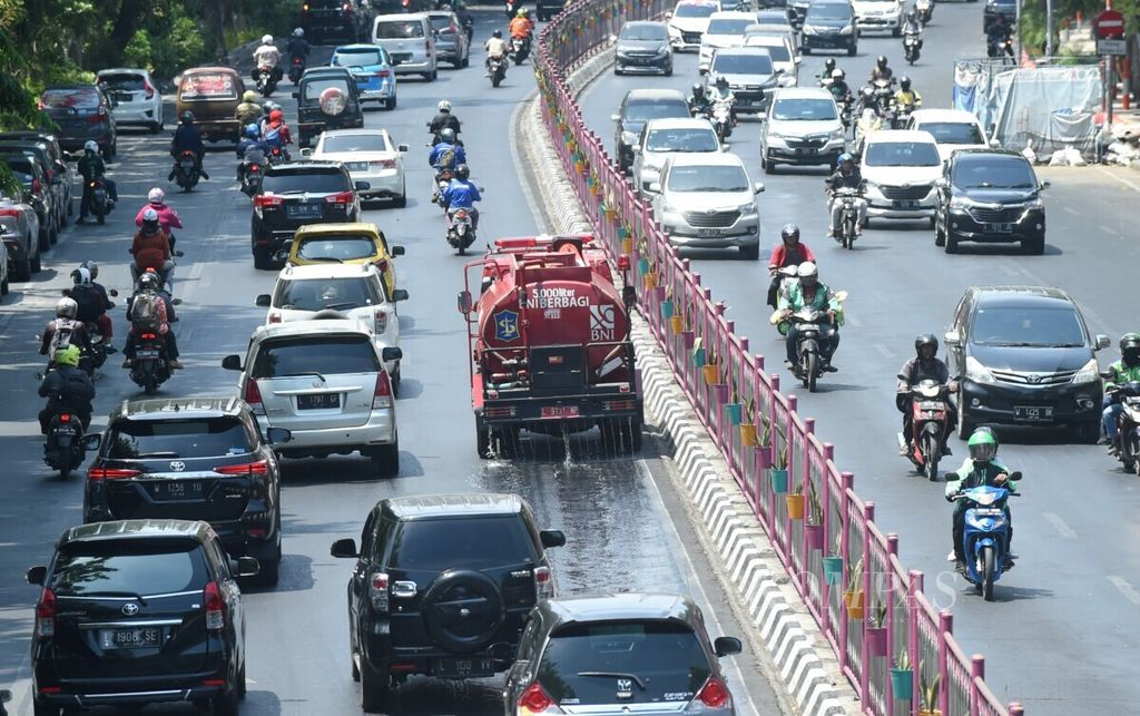 Truk tangki air milik dinas pemadam kebakaran menyirami Jalan Urip Sumoharjo, Surabaya, pada 2019. Penyiraman yang dilakukan dengan air tersebut untuk mengurangi dampak suhu panas yang melanda Surabaya.
