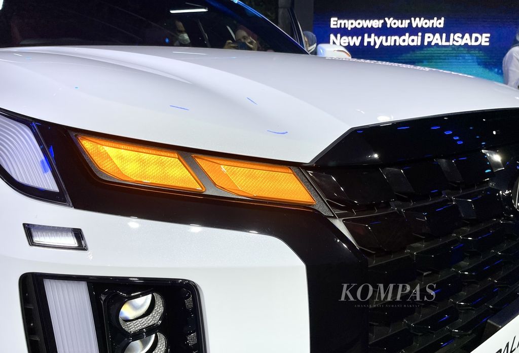 Lampu sein dan lampu siang hari pada Hyundai Palisade terbaru menggunakan LED  parametrik yang menyaru sebagai bagian dari gril jika tidak difungsikan.