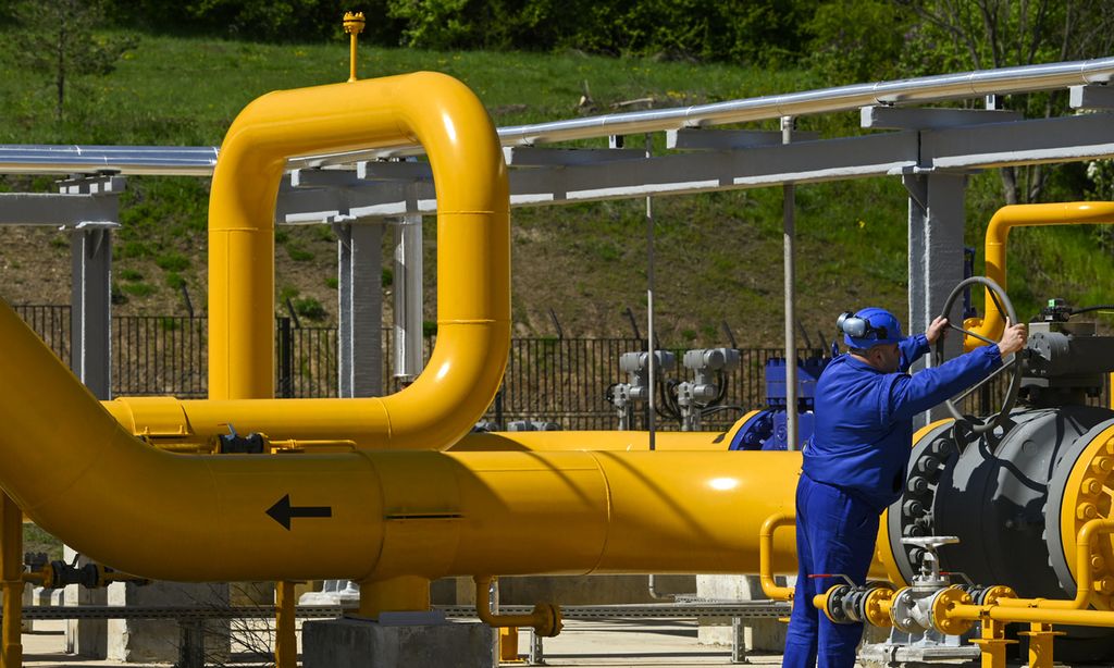 Petugas memutar katup di stasiun gas di Ihtiman, Bulgaria, Kamis (5/5/2022), satu minggu setelah penghentian suplai gas Rusia ke Bulgaria. 