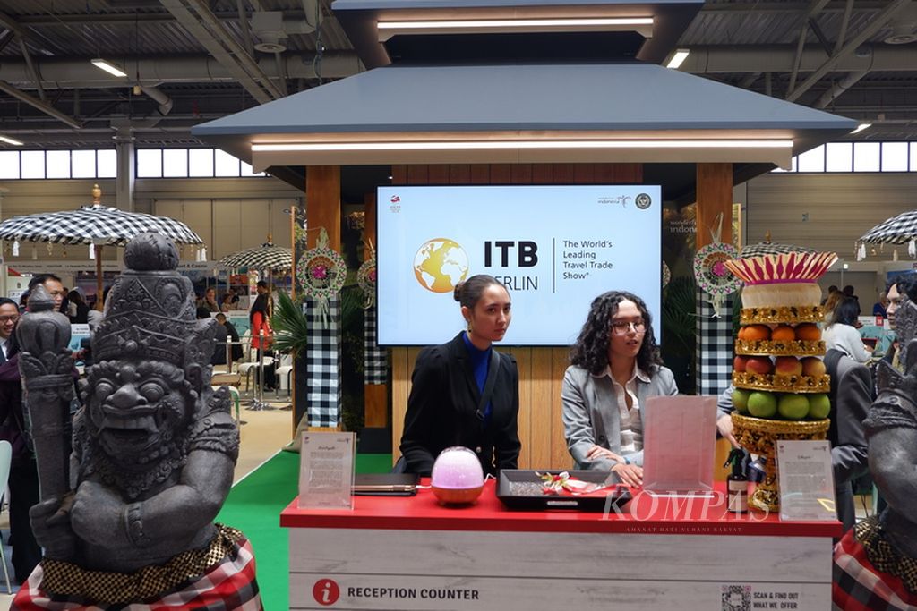 Tampak bagian depan paviliun Indonesia pada hari pertama Internationale Tourismus Borse atau Bursa Pariwisata Internasional Berlin di Messe, Berlin, Jerman, Selasa (7/3/2023). Paviliun Indonesia pada ITB Berlin 2023 bernuansakan Bali, dengan Meru atau arsitektur khas Bali yang menjulang di bagian depan. Aroma rempah, yakni lemon dan lemongrass (serai), dari Rumah Atsiri mengharumkan seluruh paviliun.