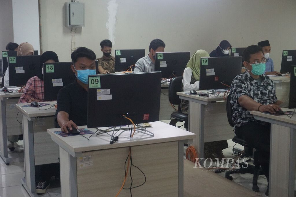Para peserta ujian UTBK-SBMPTN 2022 mengikuti ujian di Universitas Jenderal Soedirman Purwokerto, Banyumas, Jawa Tengah, Selasa (17/5/2022). Total ada 16.651 peserta yang akan mengikuti ujian ini.