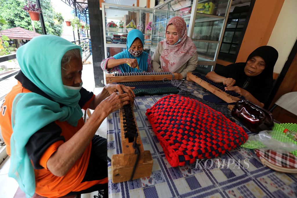 Sejumlah lansia warga binaan Panti Sosial Tresna Werdha (PSTW) Budi Mulia I, Cipayung, Jakarta Timur, membuat beragam kerajinan tangan, seperti keset dan tempat tisu, Selasa (13/12/2022).