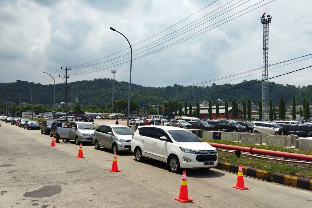 Sejumlah kendaraan roda empat menunggu di parkiran khusus sebelum masuk dermaga Pelabuhan Panjang, Lampung, Sabtu (7/5/2022). 