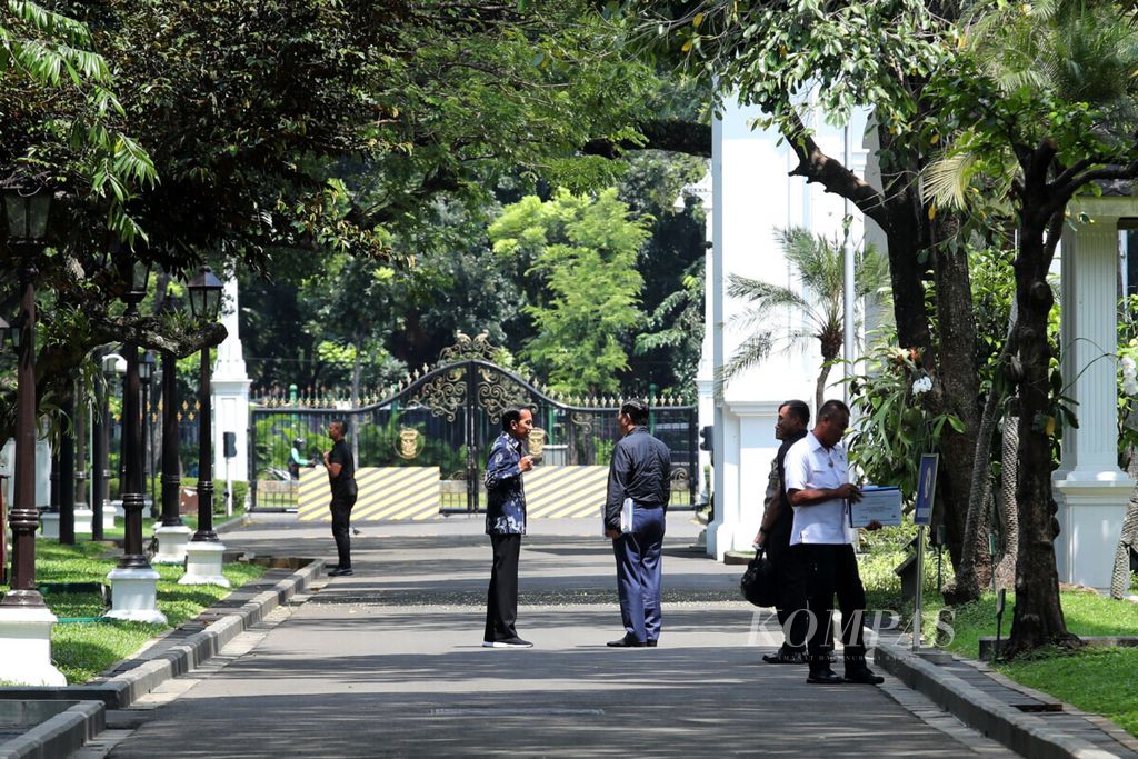 Presiden Joko Widodo berbincang dengan Menteri Koordinator Bidang Kemaritiman Luhut Binsar Pandjaitan di Kompleks Istana Kepresidenan, Jakarta (22/4/2019). Luhut ditunjuk Jokowi untuk bertemu calon presiden Prabowo Subianto pasca Pilpres 2019.