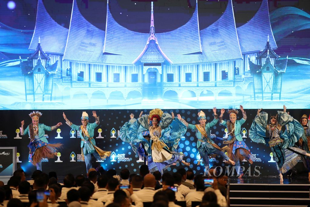 Tarian Nusantara memeriahkan pembukaan Rapat Kerja Nasional XVIII Himpunan Pengusaha Muda Indonesia Tahun 2023 di ICE BSD, Tangerang, Banten, Kamis (31/8/2023). Rakernas ini dibuka Presiden Joko Widodo. Dalam sambutannya pada pembukaan Rakernas tersebut, Joko Widodo kembali menekankan soal hilirisasi hasil sumber daya alam. Hilirisasi tidak hanya yang besar-besar seperti nikel, tetapi juga yang kecil-kecil seperti kopi dan produk pertanian lainnya.