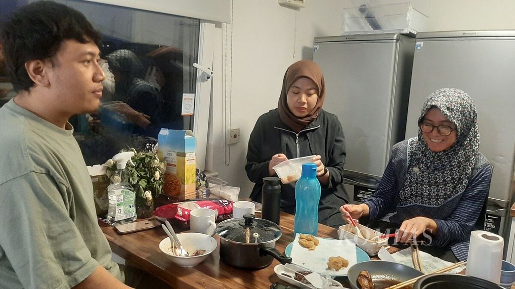 Suasana buka puasa bersama di akomodasi pelajar Firhill Court yang menjadi tempat tinggal salah satu pelajar Indonesia di Glasgow, Skotlandia, Senin (18/4/2022).