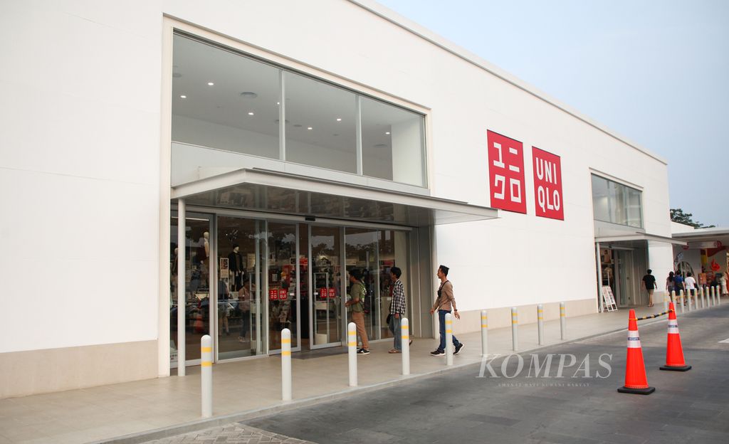 Pengunjung bertandang ke toko Uniqlo One District Puri, Kota Tangerang, Banten, Minggu (22/10/2023). Uniqlo One District at Puri menghadirkan konsep <i>neighborhood</i> sehingga lebih dekat dengan masyarakat. 