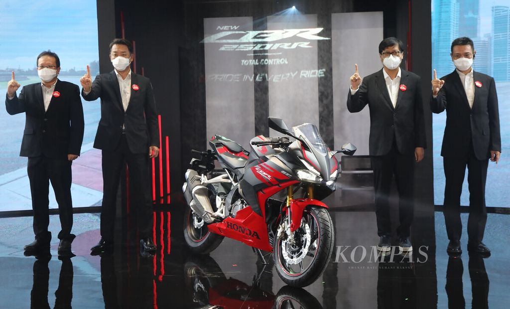 Dari kiri: Marketing Director PT Astra Honda Motor (AHM) Thomas Wijaya, President Director AHM Keiichi Yasuda, Executive Vice President Director AHM Johannes Loman, dan Marketing Director AHM Tetsuya Komine dalam sesi foto saat peluncuran New CBR250RR di Plant AHM Karawang, Jawa Barat, Senin (19/9/2022). 