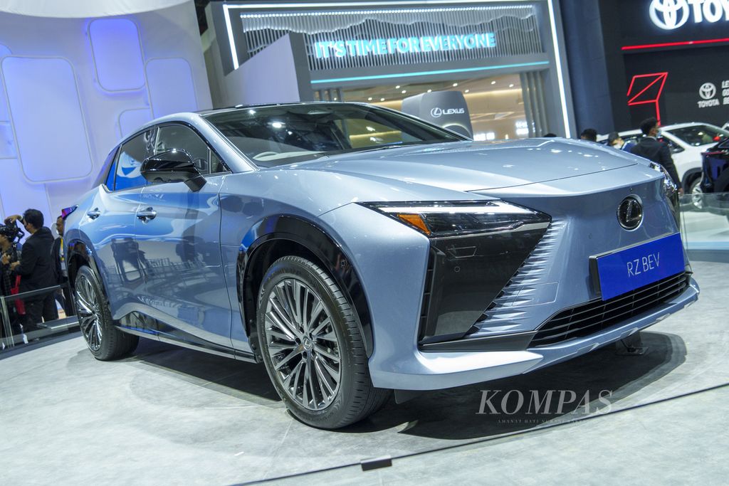All New Lexus RZ 450e bertenaga listrik diperkenalkan dalam pameran Gaikindo Jakarta Auto Week di JCC Senayan, Jumat (10/3/2023). 