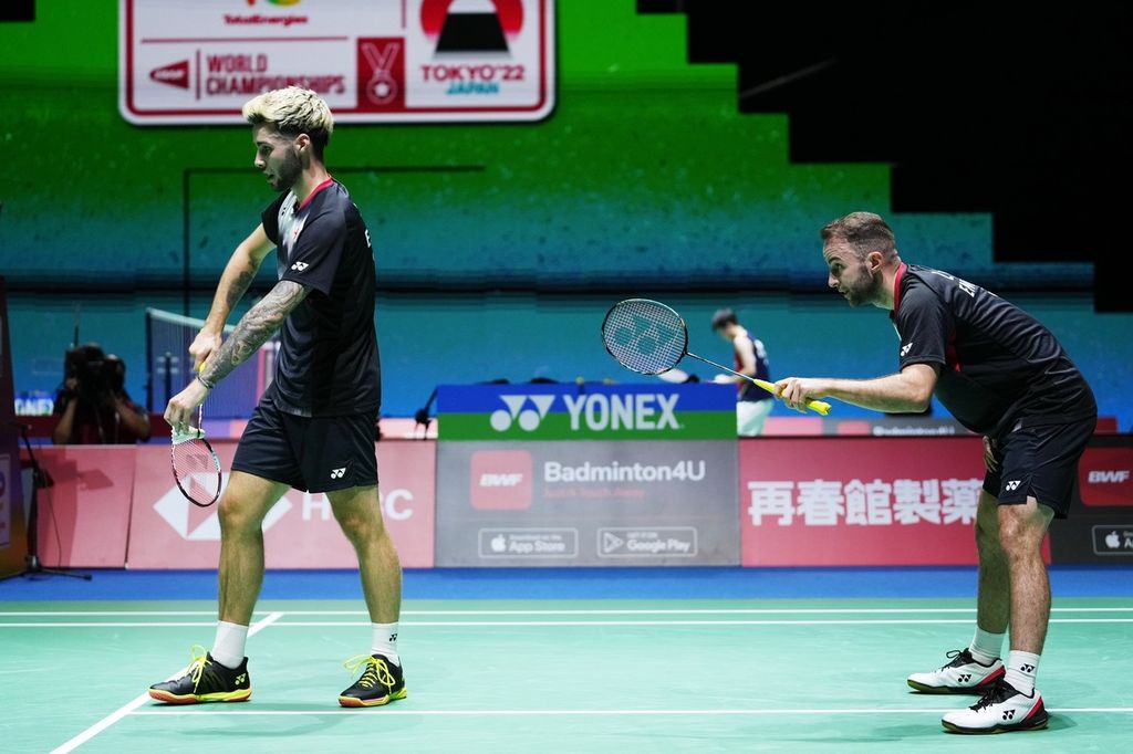 Ganda putra Inggris, Sean Vendy (kiri) dan Ben Lane, melakukan servis ke ganda putra Indonesia, Marcus Fernaldi Gideon dan Kevin Sanjaya Sukamuljo, dalam Kejuaraan Dunia Bulu Tangkis di Tokyo, Jepang, Kamis (25/8/2022). Marcus dan Kevin kalah dengan skor 15-21, 9-21. 
