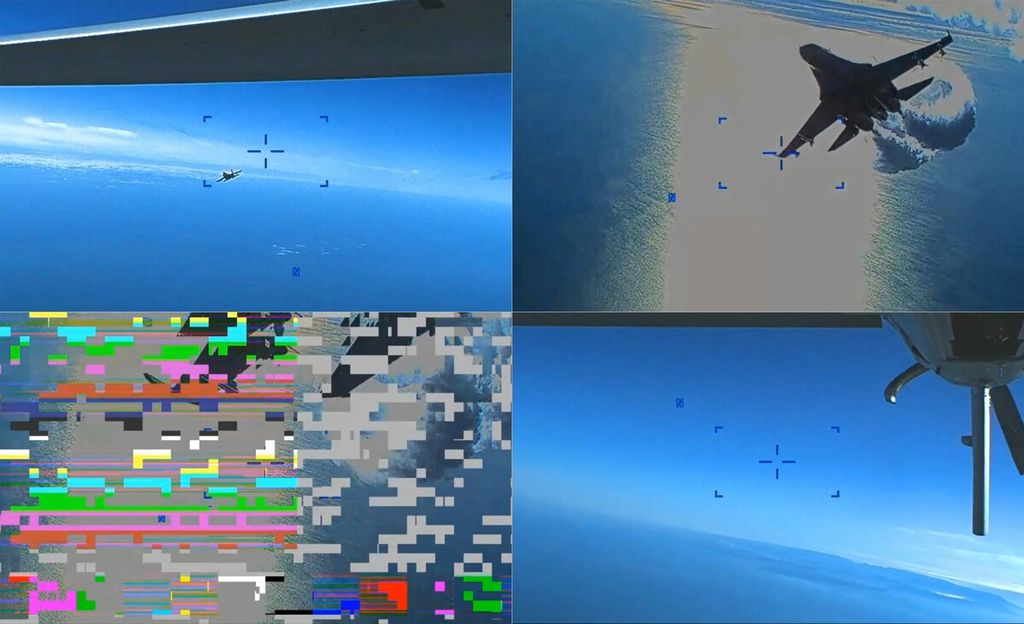 Gabungan foto hasil tangkapan atas tayangan video yang dirilis US European Command (USEUCOM), Kamis (16/3/2023), ini memperlihatkan gambar kamera video di pesawat nirawak Angkatan Udara AS, MQ-9, saat didekati jet tempur Rusia Su-27 (kiri atas), lalu SU-27 membuang bahan bakar saat mendekati MQ-9 (kanan atas), momen saat terjadi benturan antara Su-27 dan MQ-9 (kiri bawah), dan tampak baling-baling MQ-9 yang rusak akibat benturan itu. Semua gambar itu terjadi di atas Laut Hitam, Selasa (14/3/2023). 