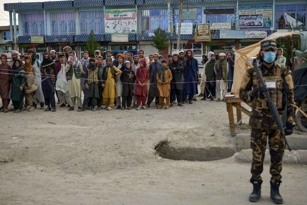 Warga Afghanistan mengantre untuk mendonorkan darah bagi para korban gempa yang dirawat di sebuah rumah sakit di kota Sharan setelah mengalami luka-luka akibat gempa di Distrik Gayan, Provinsi Paktika, Rabu (22/6/2022). 