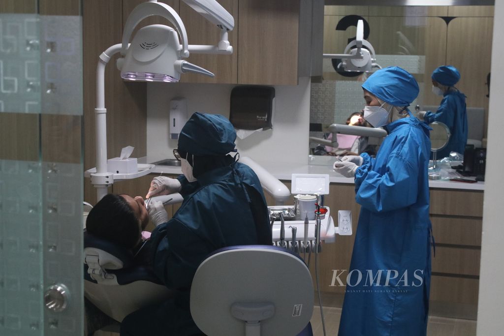 Tenaga kesehatan melakukan tindakan medis terhadap pasien di salah satu ruangan Mayapada Hospital, Kota Bandung, Jawa Barat, Senin (6/3/2023). Rumah Sakit keenam dari Mayapada Healthcare ini memiliki kapasitas hingga 200 tempat tidur.