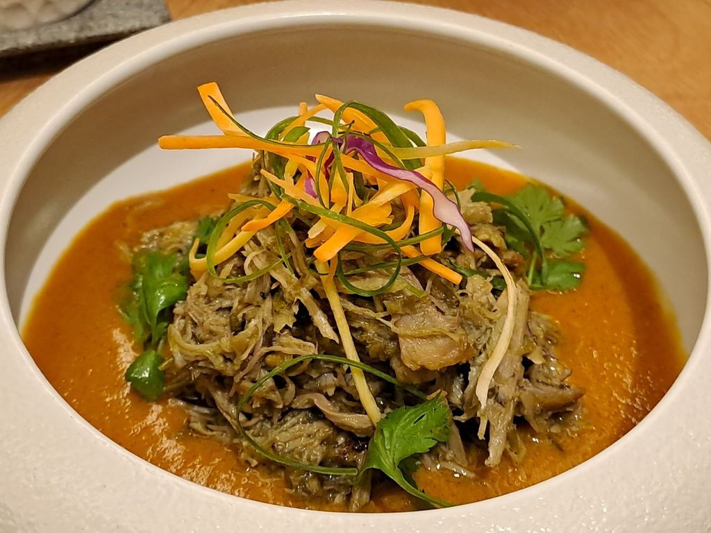 Bebek Lado Ijo, salah satu menu makan malam ala Risjtaffel di Restoran Bel Étage, Hotel St Regis Jakarta.