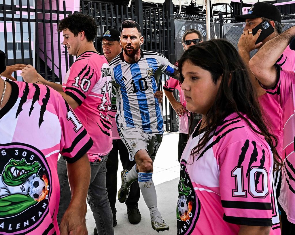 Penggemar Lionel Messi menanti kedatangan sang megabintang baru Inter Miami, klub Liga Amerika Serikat, di Stadion DRV PNK, Fort Lauderdale, Florida, AS, 11 Juli 2023 lalu. Messi telah menandatangani kontrak di klub milik David Beckham itu hingga 2025.