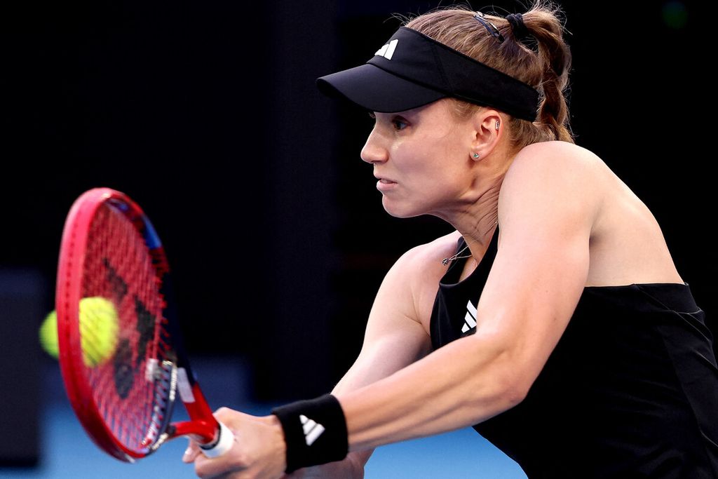 Petenis Kazakhstan Elena Rybakina menahan serangan petenis Belarusia Victoria Azarenka dalam pertandingan semifinal tunggal putri mereka pada hari kesebelas turnamen tenis Australia Terbuka di Rod Laver Arena, Melbourne, Australia Kamis (26/1/2023) sore WIB. Elena Rybakina sukses melangkah ke partai final setelah mengalahkan petenis asal Belarusia Victoria Azarenka. Dalam laga tersebut Elena berhasil menang lewat dua set langsung dengan skor 7(7) Ð 6(4) dan 6-3. 