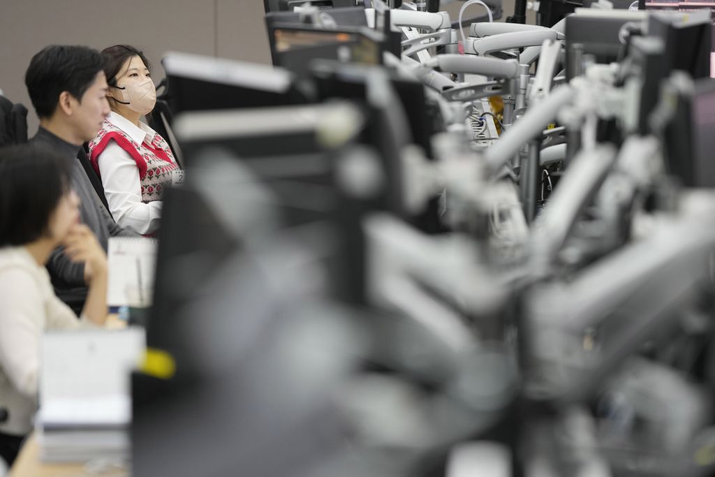 Pedagang valuta asing mengamati layar komputer dalam ruang jual beli valuta asing di Seul, Korea Selatan, 23 Februari 2023.