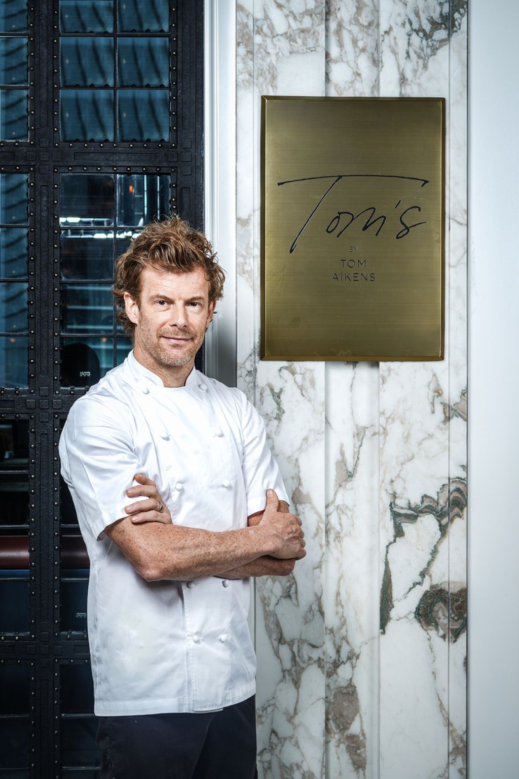 Chef Tom Aikens di dapur terbuka Toms by Tom Aikens di Hotel Langham, Jakarta.