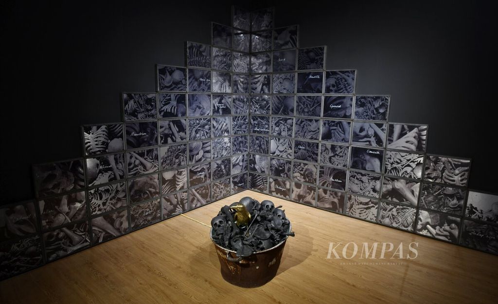 Agus Suwage menampilkan karya berjudul "Siklus" dalam pameran seni kontemporer Artina #2 di galeri Gedung Sarinah, Thamrin, Jakarta Pusat, Kamis (16/3/2023). 