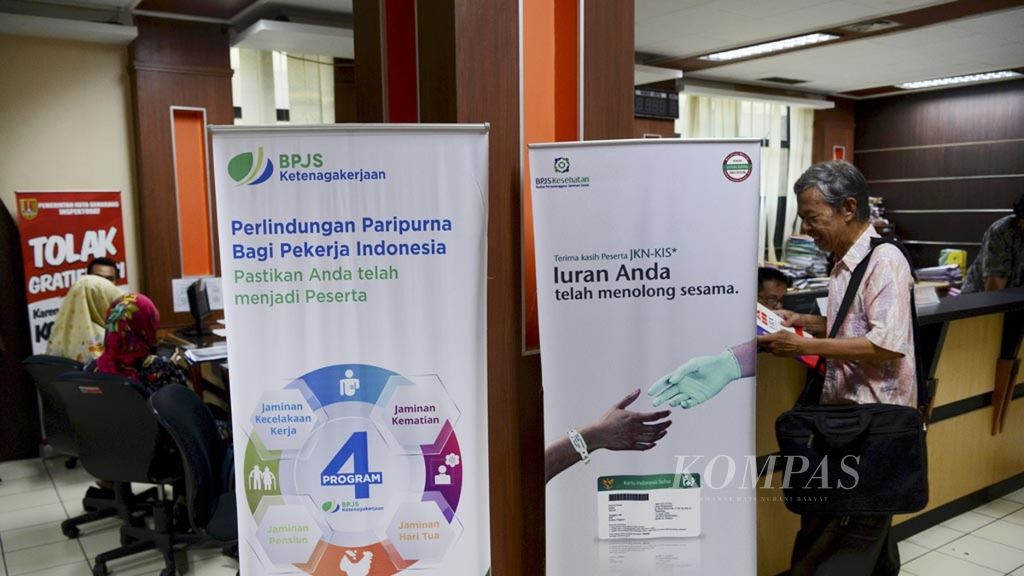 Sosialisasi pentingnya memiliki jaminan sosial Badan Penyelenggara Jaminan Sosial (BPJS) Ketenagakerjaan terpasang di kantor layanan publik seperti di Balai Kota Semarang, Kota Semarang, Jawa Tengah, Selasa (23/10/2018). BPJS Ketenagakerjaan memberikan perlindungan pada pekerja atas jaminan kesehatan, kecelakaan kerja dan pensiun.