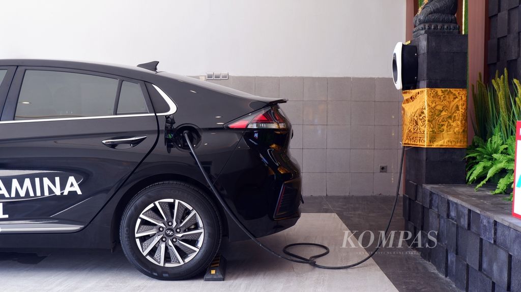 Selang isi ulang terpasang pada mobil listrik di <i>charging station </i>Stasiun Pengisian Bahan Bakar Umum (SPBU) Green Energy Station, di Kota Denpasar, Bali, Selasa (30/8/2022). Sebagai rangkaian Energy Transition Working Group (ETWG) G20 Presidensi Indonesia di Bali, pekan ini, SPBU Green Energy Station itu Pertamina itu diresmikan.