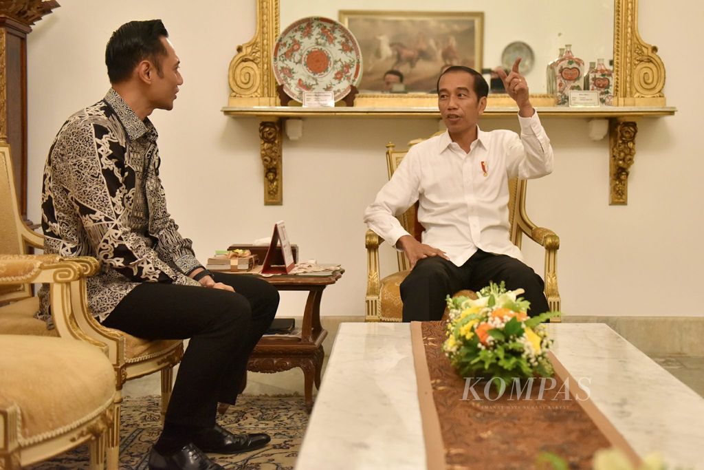 Presiden Joko Widodo menerima kunjungan Komandan Kogasma ( Komando Satuan Tugas Bersama (Kogasma) Partai Demokrat Agus Harimurti Yudhoyono di ruang kerja presiden, Istana Merdeka Jakarta, Kamis (2/5/2019). Agus menyambangi istana untuk memenuhi undangan silaturahmi Presiden Joko Widodo.