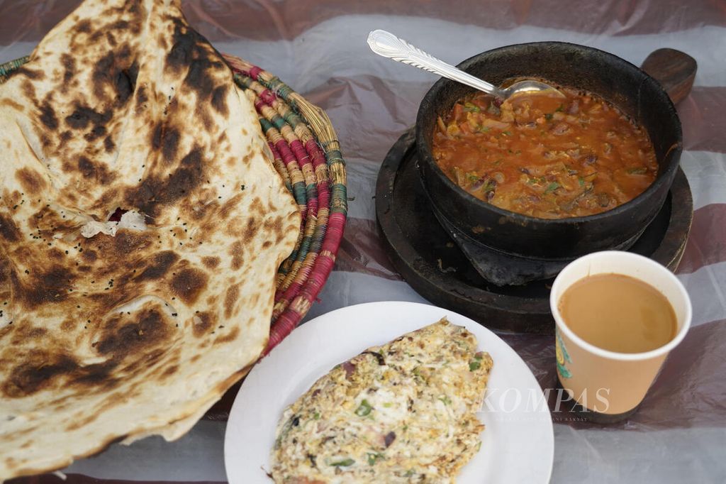  Menu makan pagi di restoran Bandar Aden yang berada di Souq Waqif .