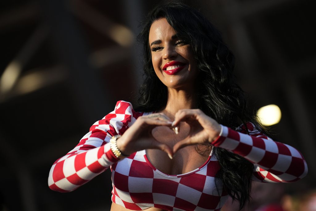 Seorang suporter Kroasia memberikan dukungan untuk timnya dalam pertandingan Grup B Piala Eropa 2024 antara Kroasia dan Italia di Leipzig, Jerman, Senin (24/6/2024).