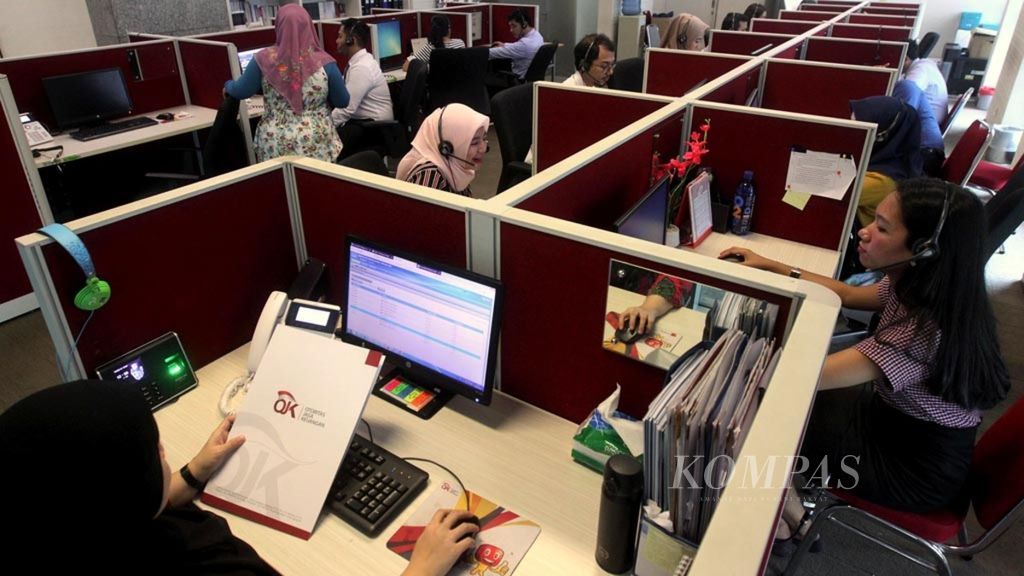 Consumer financial information service activities at Financial Services Authority (OJK), Jakarta, Thursday (14/2/2019). 