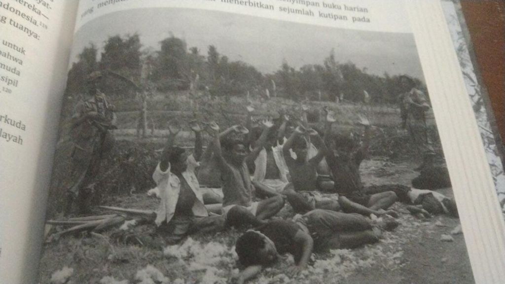 Potret tahanan Indonesia pada Agresi Militer I 1947 (sumber National Archief/Dienst Legercontacten) (hlm 771).