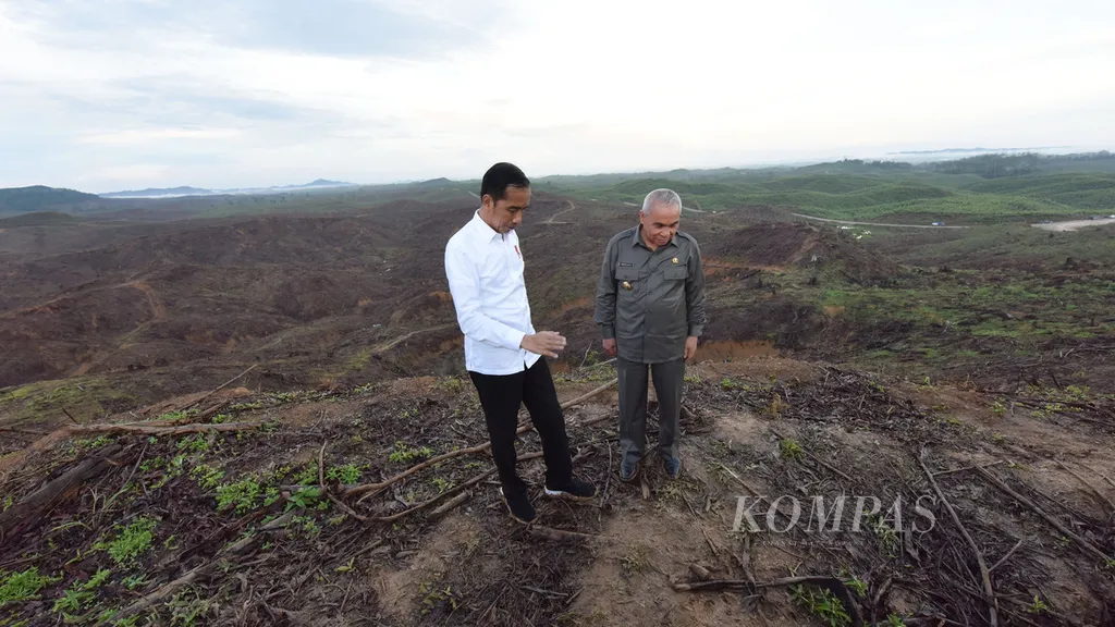 Presiden Joko Widodo bersama Gubernur Kalimantan Timur Isran Noor meninjau lokasi calon ibu kota negara di kawasan Sepaku, Penajam Paser Utara, Kalimantan Timur, Selasa (17/12/2019). 