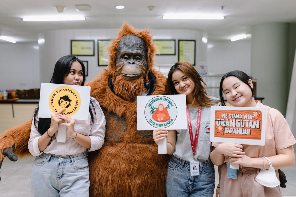 Yayasan Kehati bersama Yayasan Orangutan Sumatera Lestari-Orangutan Information Centre (OIC) dengan dukungan The Body Shop Indonesia melakukan Roadshow Peduli Orangutan Tapanuli 2023 di kampus Universitas Multimedia Nusantara, Tangerang, Rabu (15/3/2023). Para mahasiswi berpose dengan boneka orangutan. 