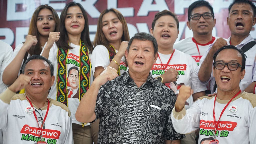 Sekretaris Jenderal Prabowo Mania 08 Akhmad Gojali Harahap, Ketua Dewan Penasihat Prabowo Mania 08 Hashim Djojohadikusumo, dan Ketua Umum Prabowo Mania 08 Immanuel Ebenezer (dari kiri ke kanan) saat Deklarasi Prabowo Mania 08 di Gedung Joang 45, Jakarta, Minggu (12/3/2023). 